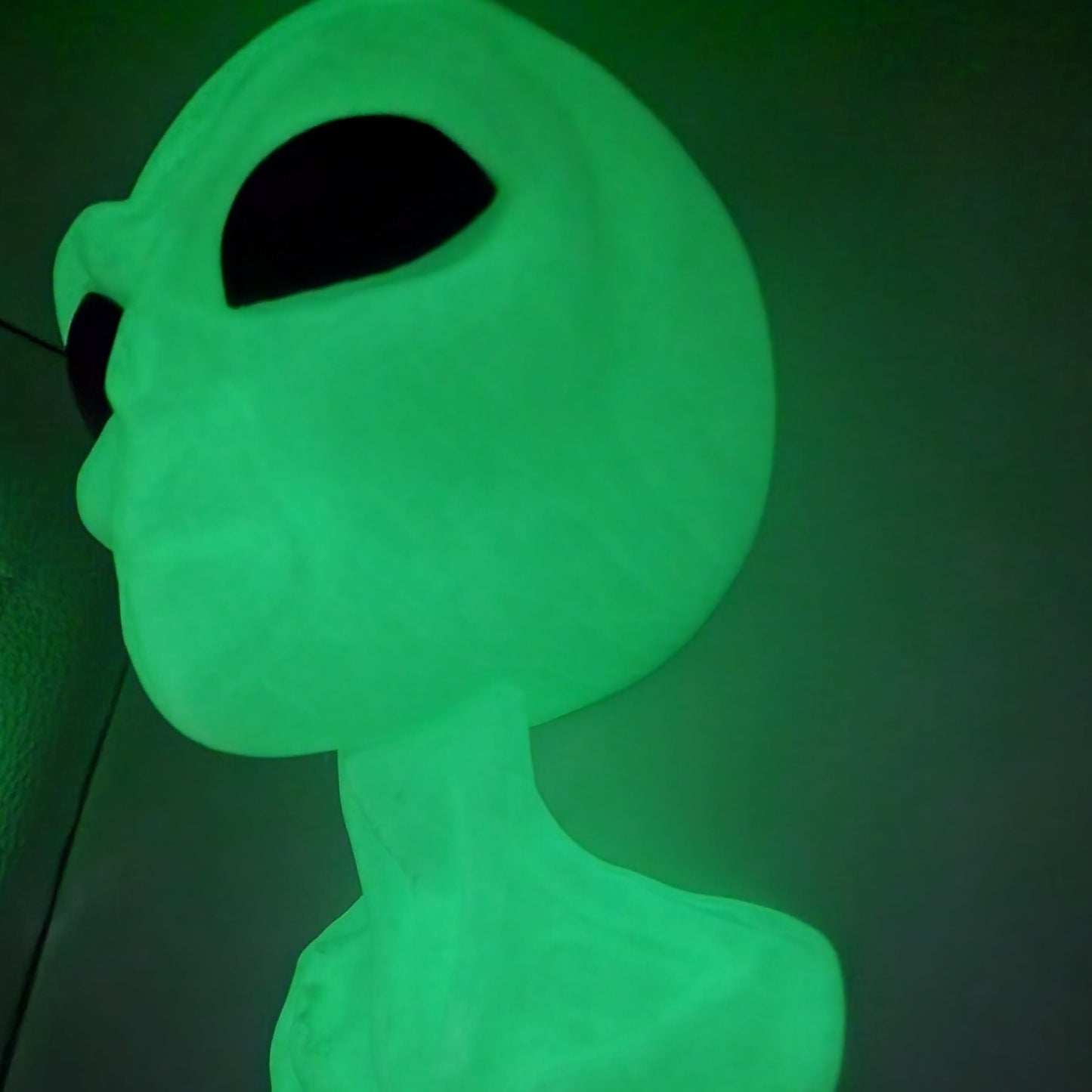 Hanging Alien Bust | 3D Printed Sci-Fi Wall Art | Extraterrestrial Decor for Home, Office, or Bedroom